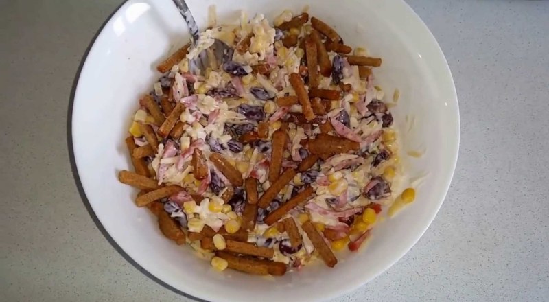 Салат с фасолью и сухариками
