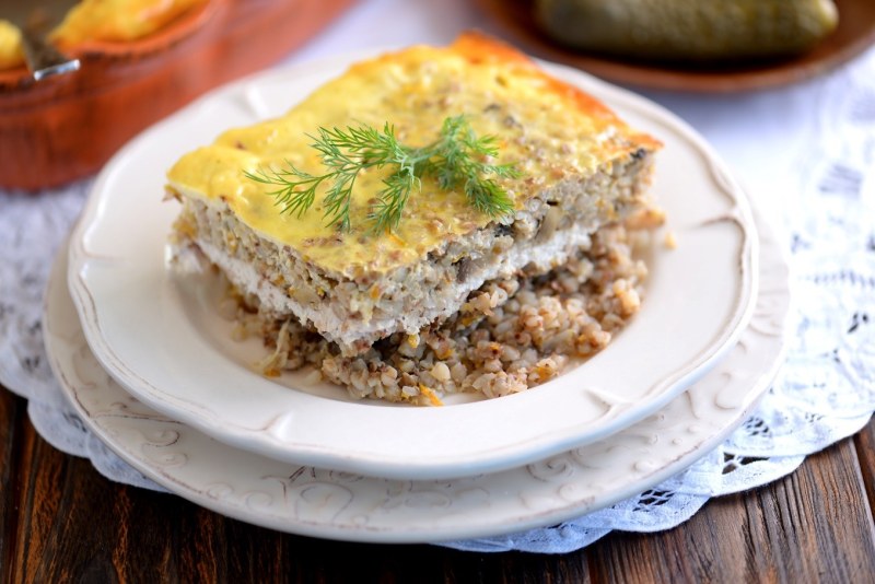 Гречневая запеканка с куриной печёнкой, овощами и сыром