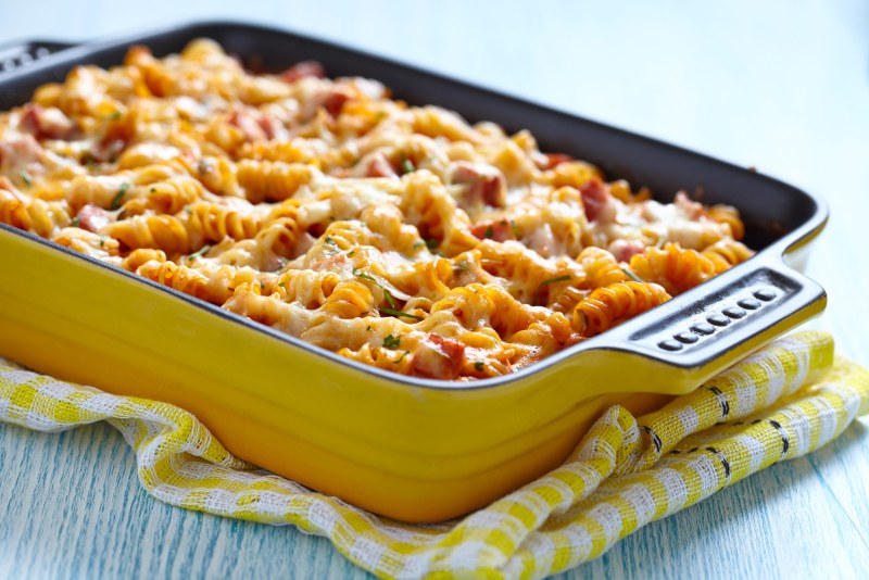 Запеканка из макарон с колбасой и сыром в духовке