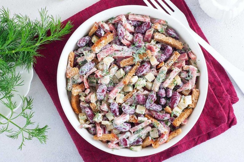 Салат с фасолью и сухариками и кукурузой