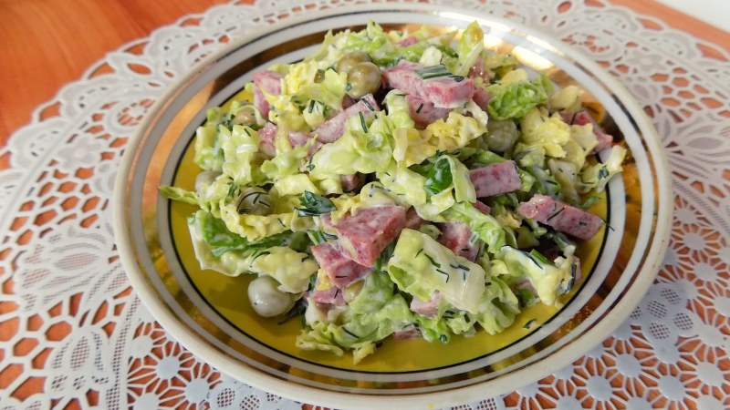Салат из шпрот с сухариками и фасолью и плавленным сыром