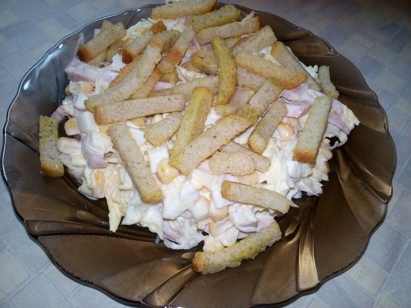 Салат с колбасой и огурцами солеными