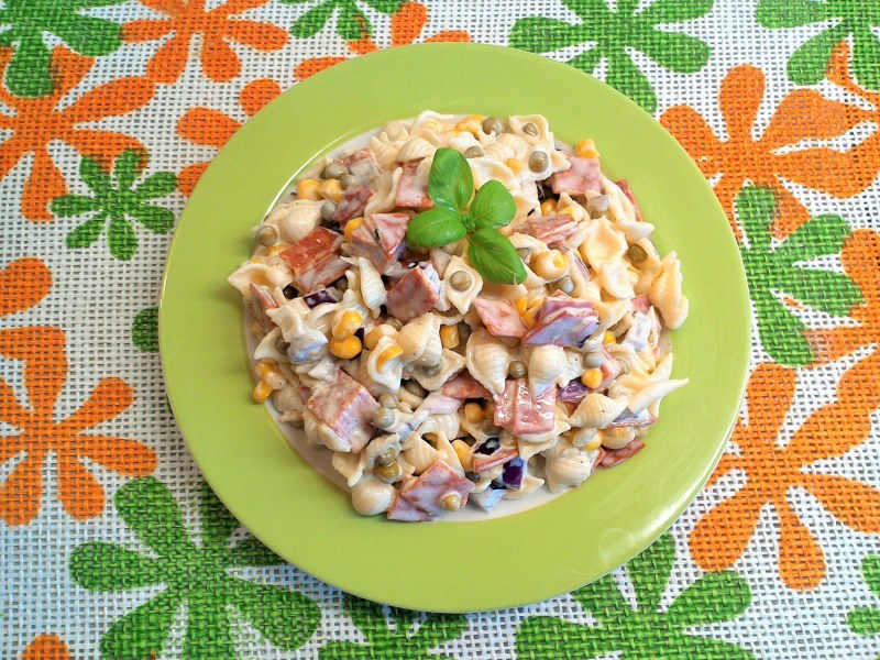 Салат с сухариками морковью и сыром