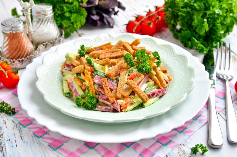 Салат с сухариками и колбасой