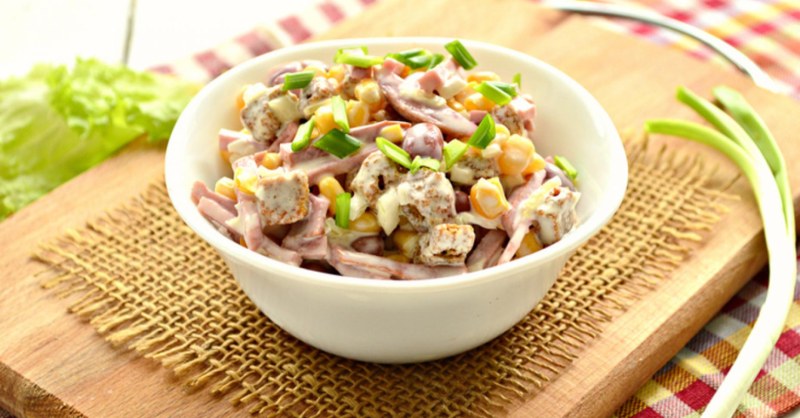 Салат с сухариками и кукурузой и колбасой