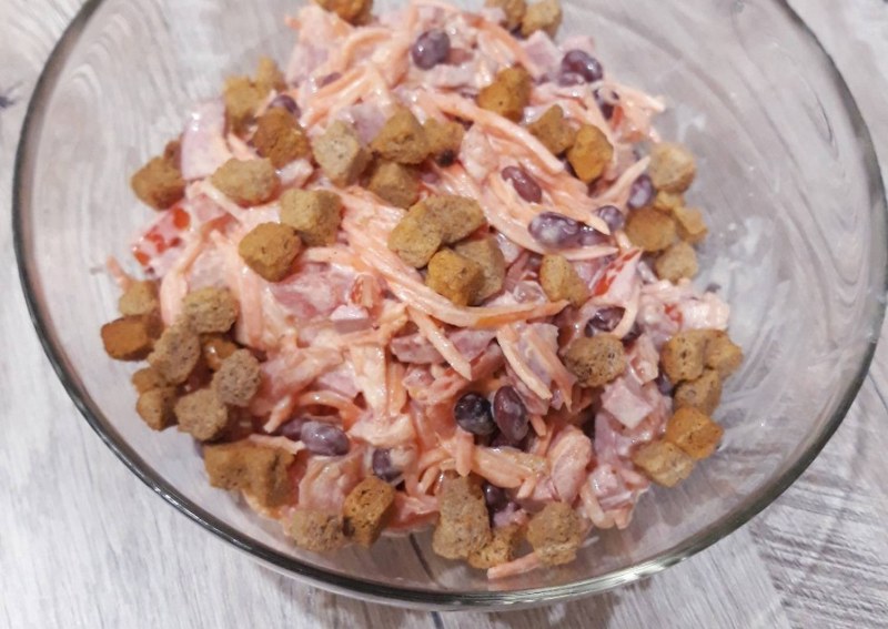 Салат с курицей помидорами и сыром и сухариками
