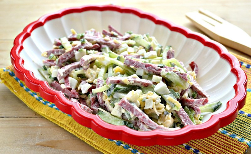 Салат с фасолью и сухариками и кукурузой