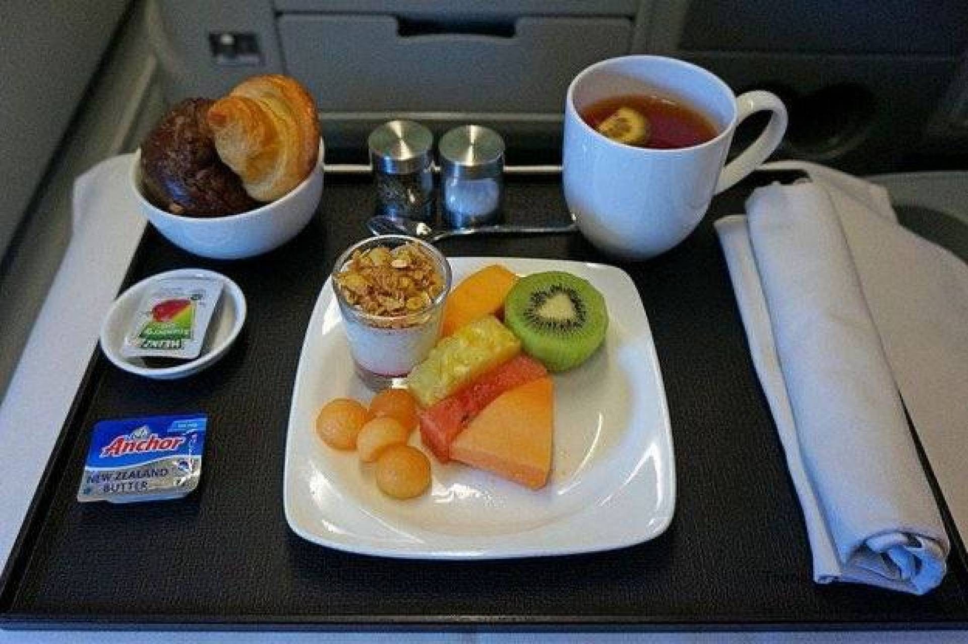 Обед в самолете. Завтрак Туркиш Эйрлайнс. Еда в самолете. Завтрак в самолете.