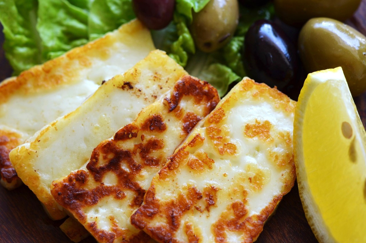 Вкусный жареный сыр. Сыр халуми. Сыр халуми Кипр. Кипрский сыр халуми. Жареный сыр халуми.