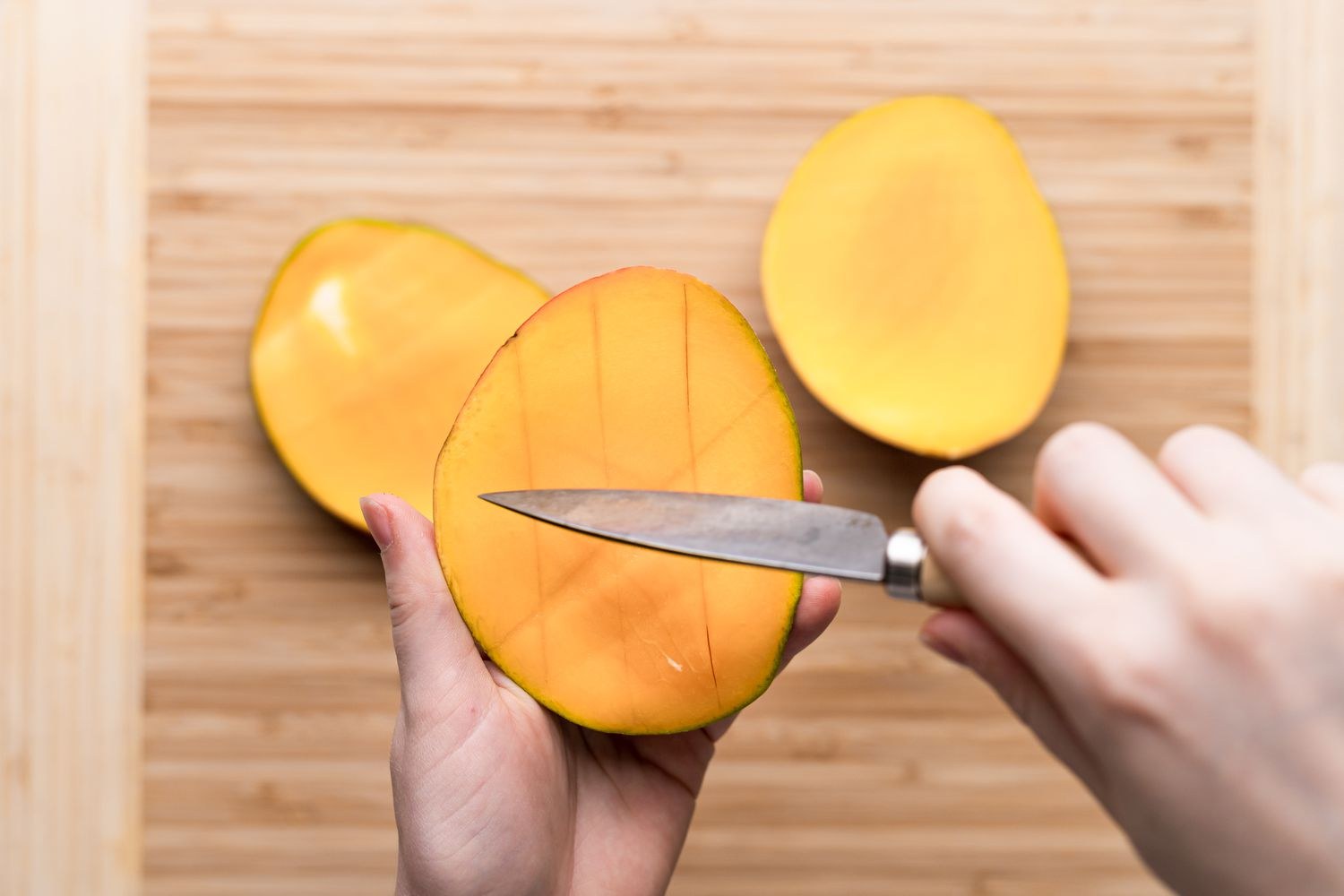 Как правильно разделать манго. Как резать манго. Как разделать манго. Как правильно порезать манго. Как порезать манго с косточкой правильно.