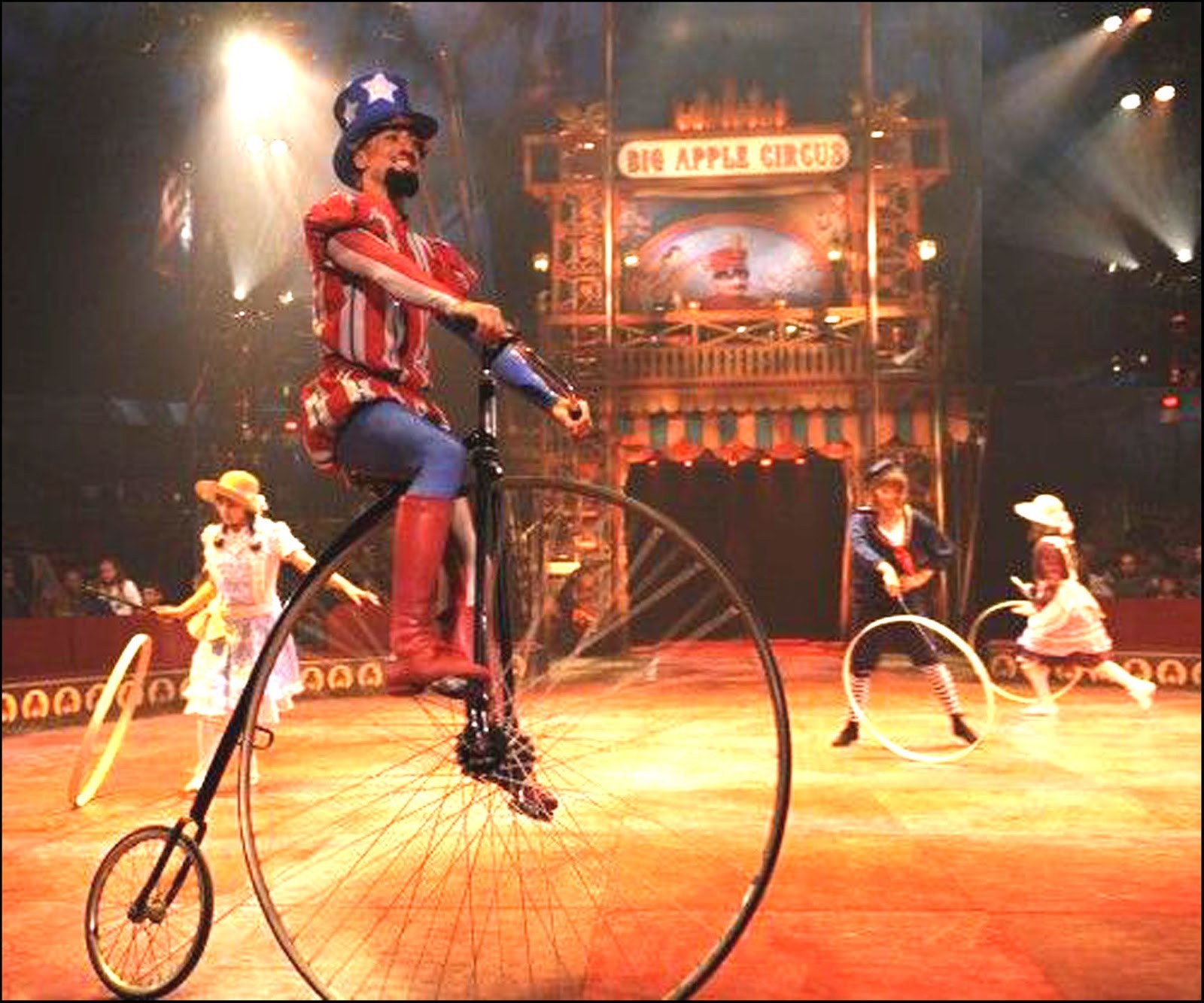 Картинки помни из цирка. Цирк велосипед. Велосипед из цирка. Цирковой велик. Акробат на велосипеде.