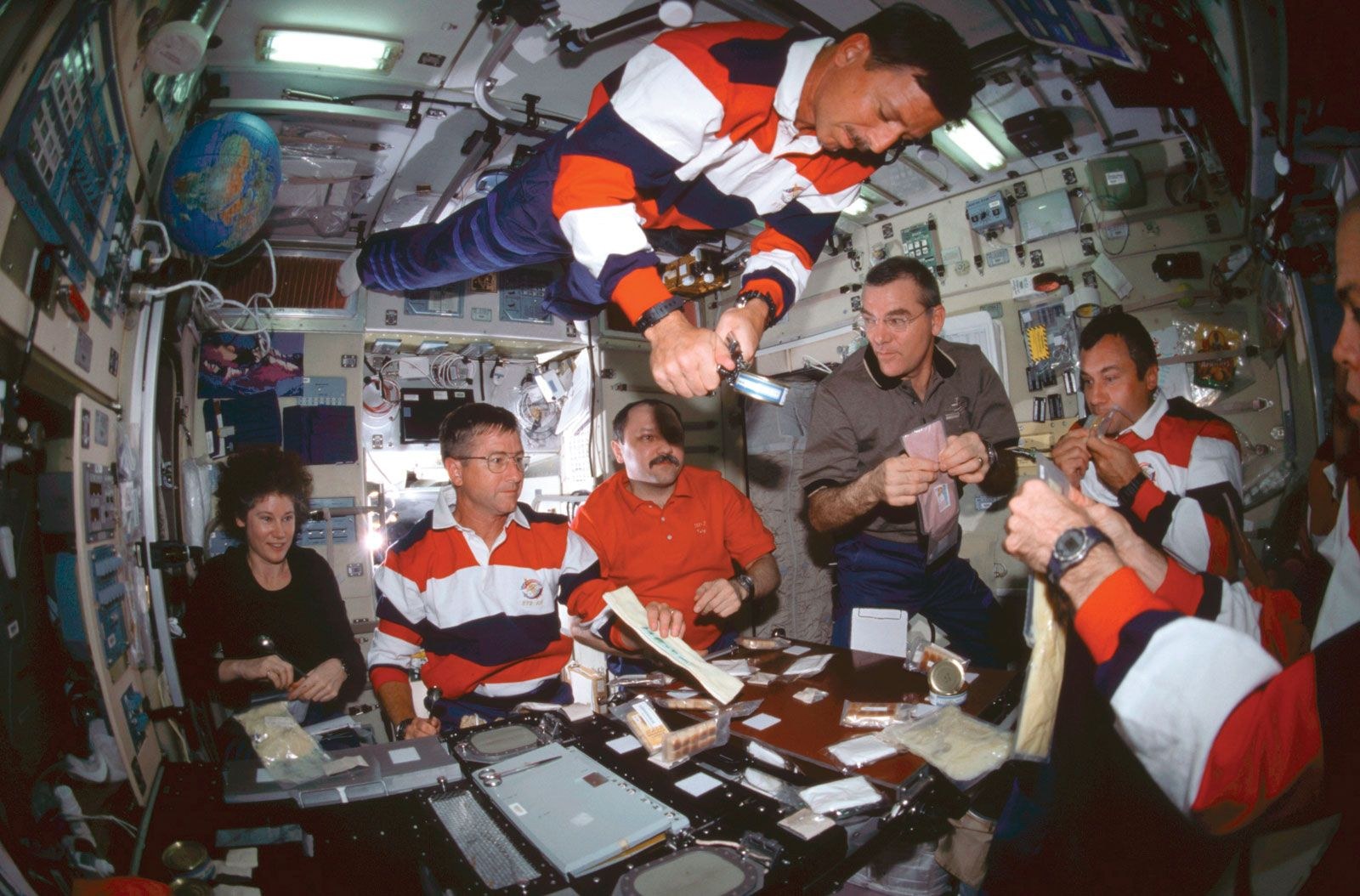 Что можно есть в космосе. Космонавты обедают в космосе. Космонавты на станции. Обед в космосе. Обед Космонавта в космосе.