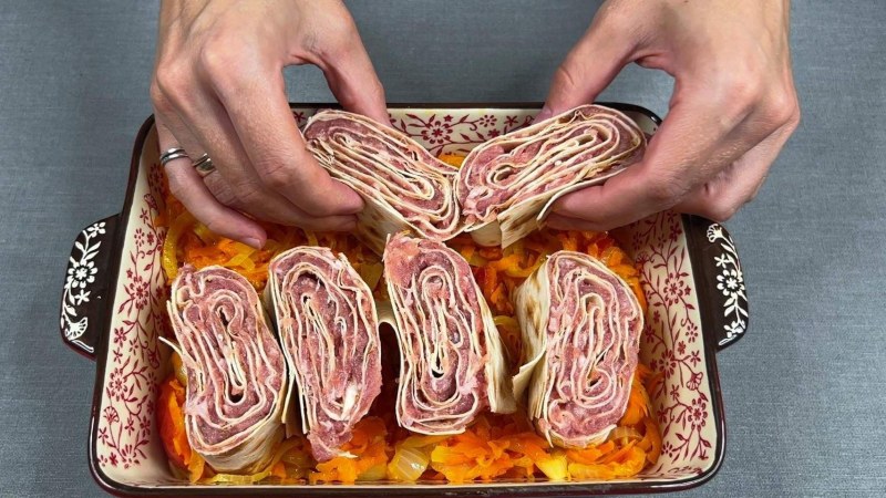Рулетики из лаваша с крабовыми палочками и сыром