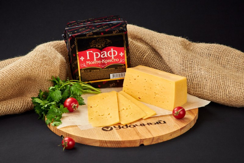 Кусок сыра с дырками