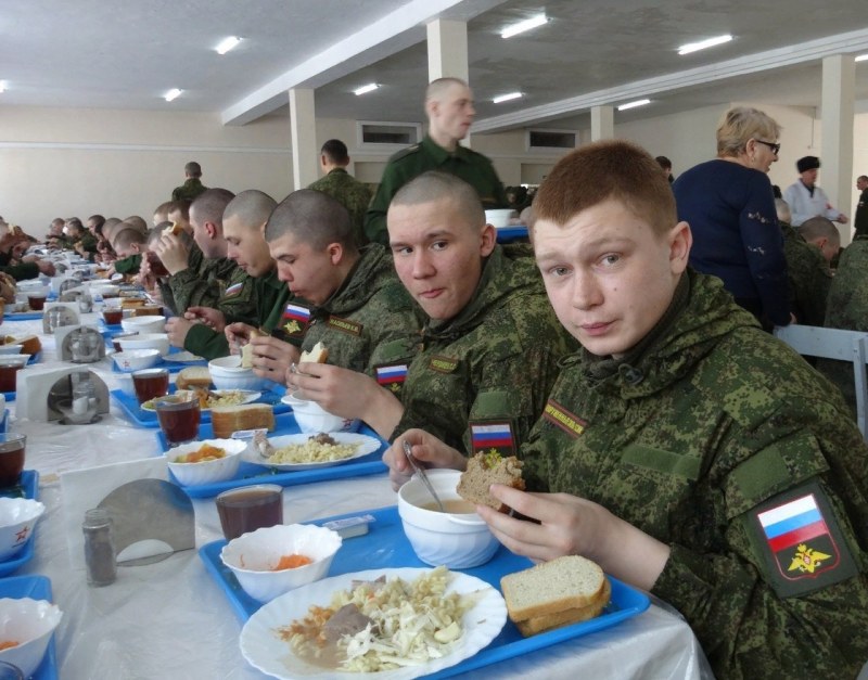 Повариха в столовке в школе