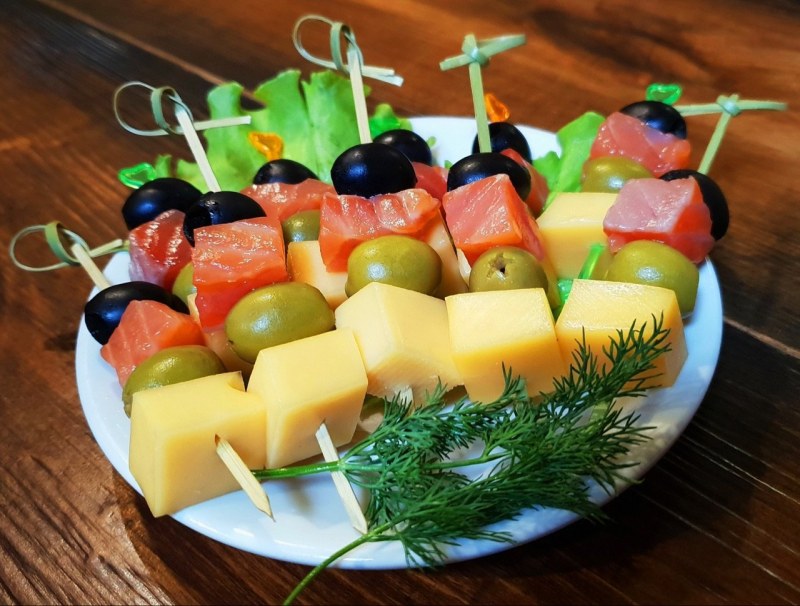 Канапе с перепелиными яйцами и черри