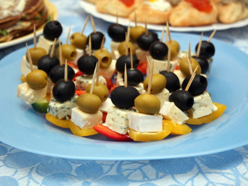 Канапе на шпажках с моцареллой и черри