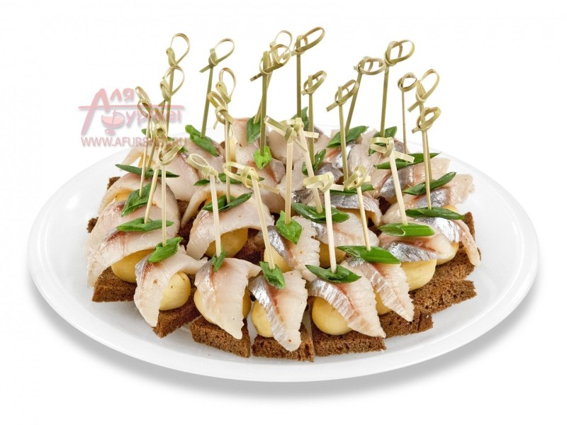 Канапе с перепелиными яйцами на шпажках