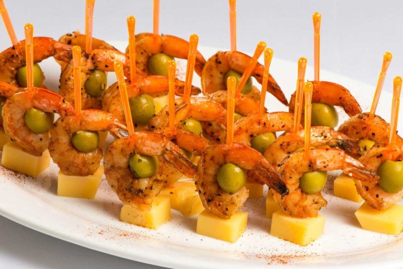 Канапе с черри и брынзой