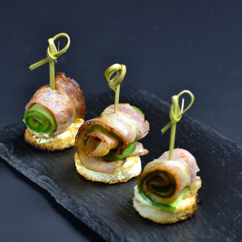 Канапе с салями и корнишонами