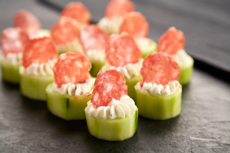 Канапе с бужениной и корнишонами