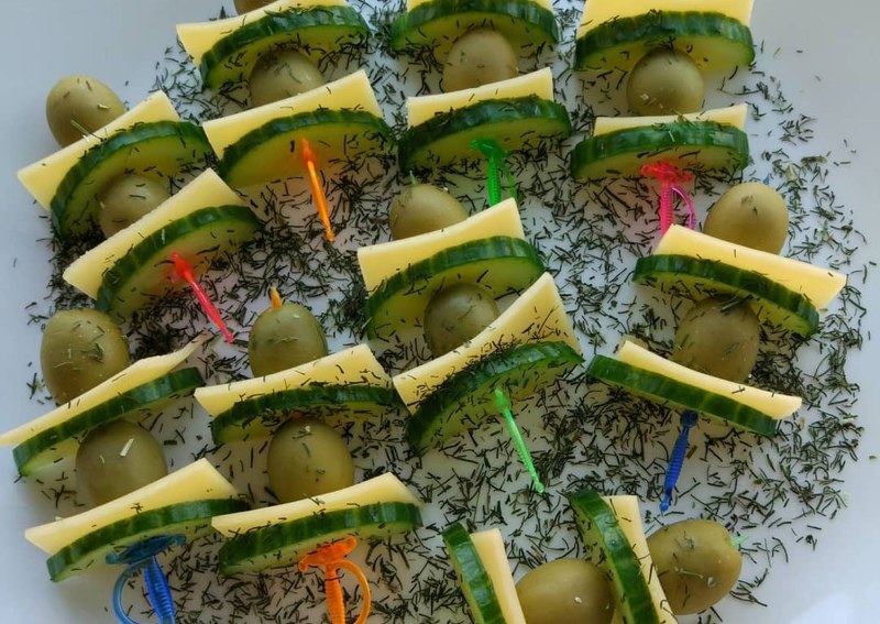 Канапе с салями и оливками