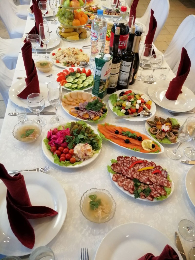 Сервировка стола на поминки в кафе