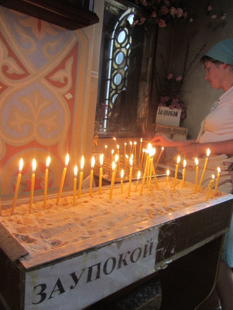 Столик в храме для поминовения