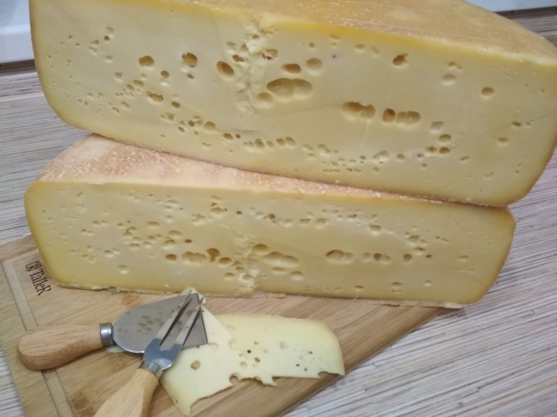 Швейцарский сыр с дырками