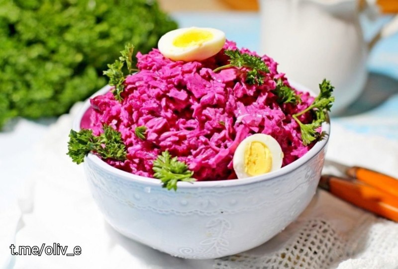 Свекольный салат с сыром и яйцом