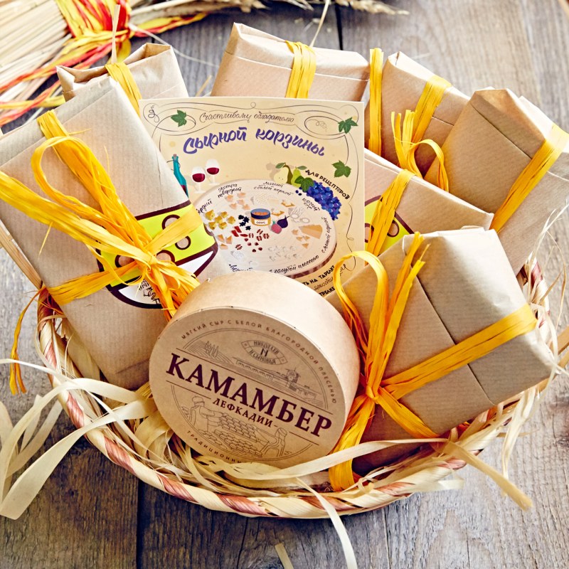 Корзина с сырами подарочная