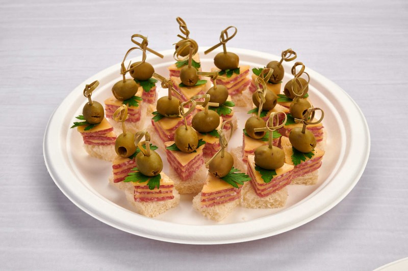 Блинные рулетики с красной рыбой и сливочным сыром