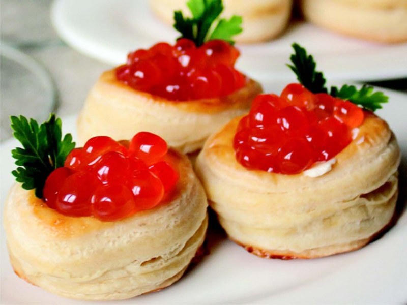 Блинные корзиночки с красной рыбой