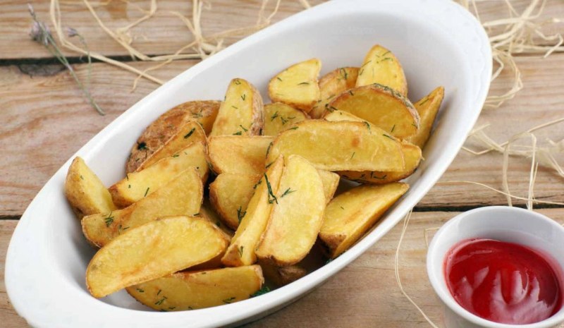 Картофельные дольки с чесноком и сыром