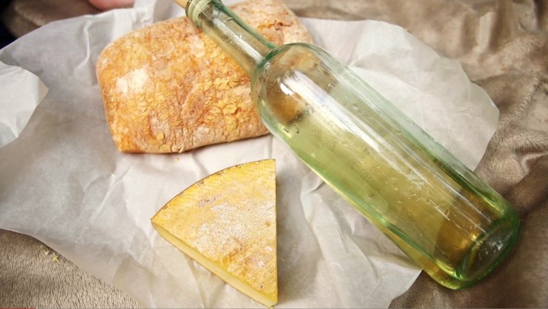 Засохший кусок сыра