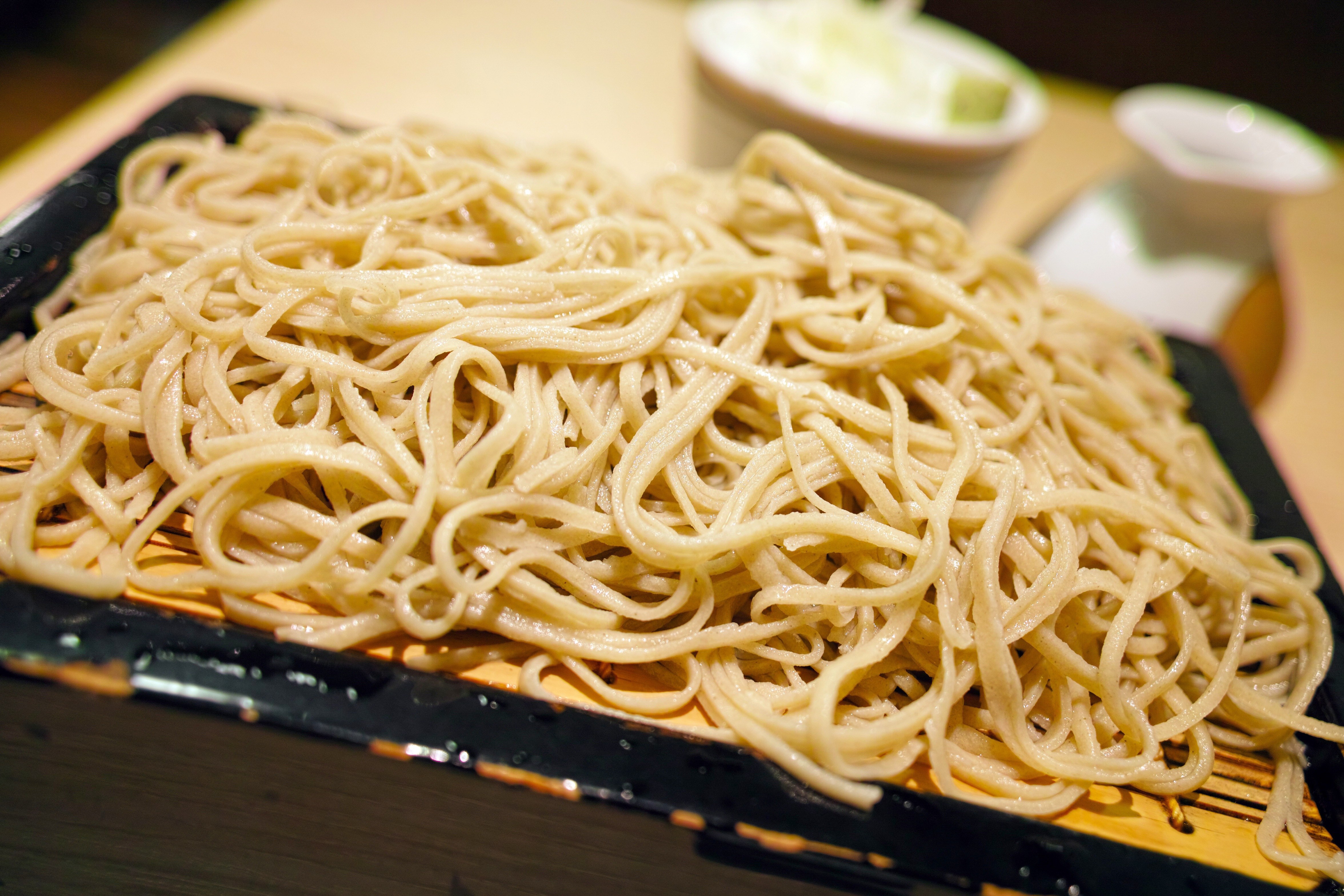 Лапша ч. Лапша Якисоба карбонара. Японские макароны. Спагетти в Японии. Вермишель.