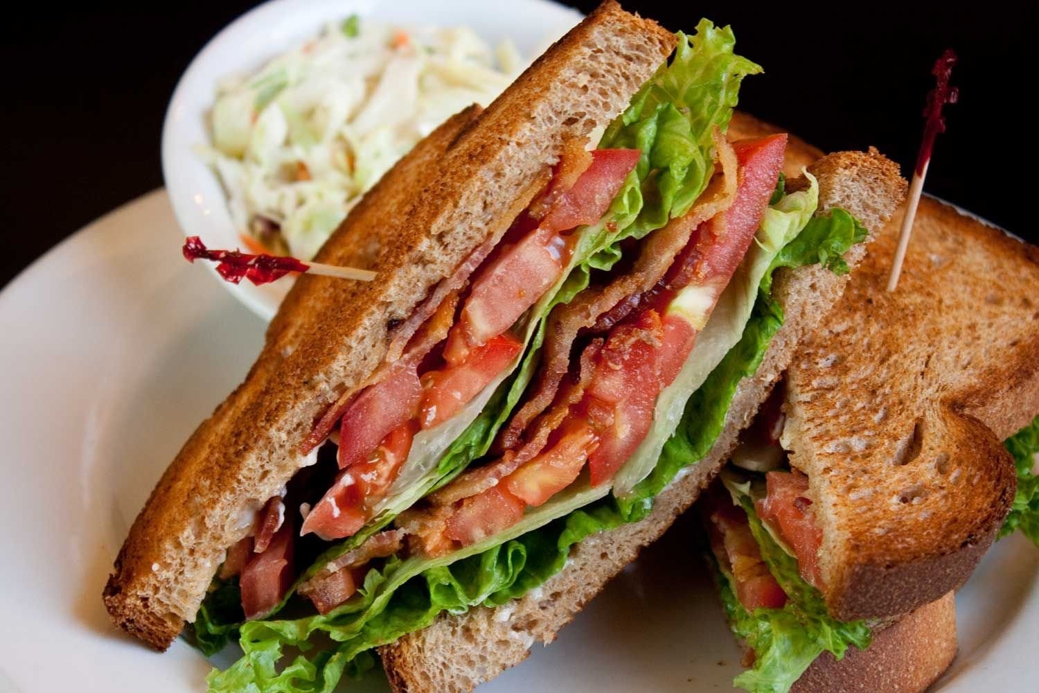 Фото сэндвича. Сэндвич BLT (Bacon, lettuce, and Tomato). Bacon lettuce Tomato Sandwich. Сочный сэндвич. Сэндвич с беконом.