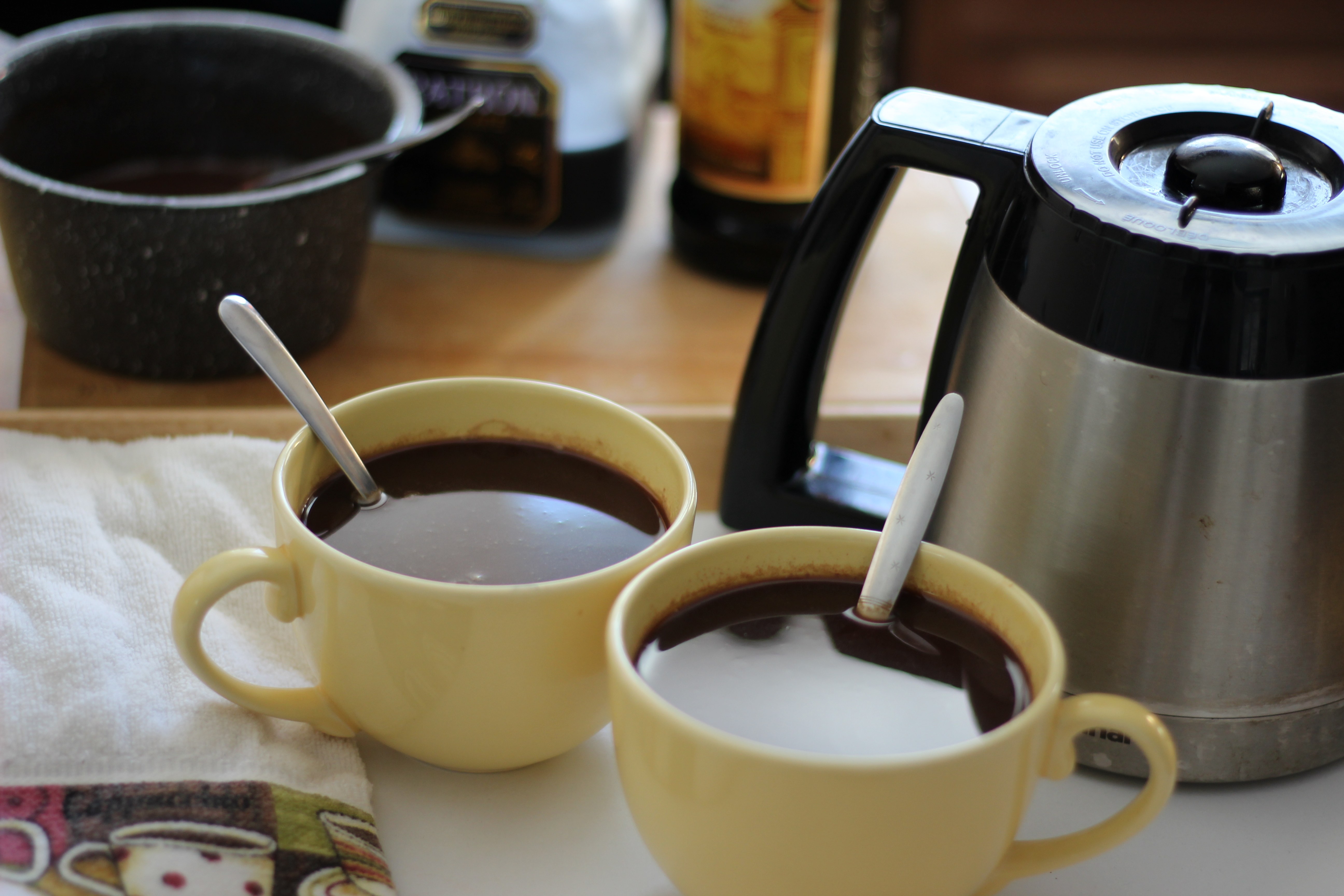 2 чашки кофе на столе. Чашка кофе на столе. 2 Чашки кофе. Кофе фото. Две кружки кофе.