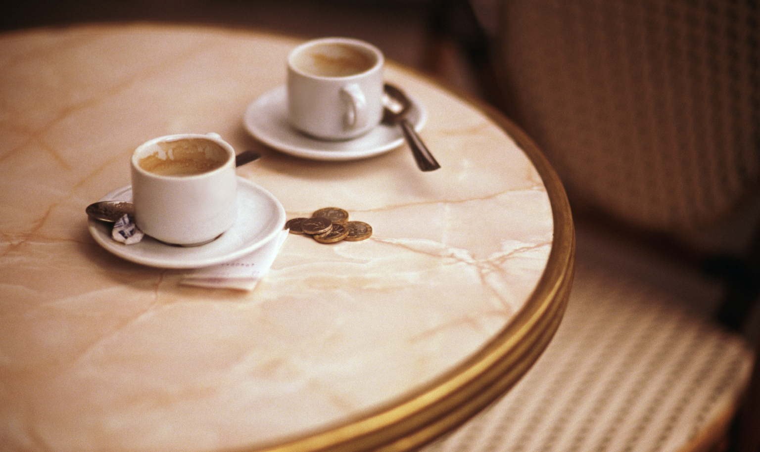 There is coffee in the cup. Чашка кофе. Чашка "на стол". Столик для кофе. Столик с чашечкой.
