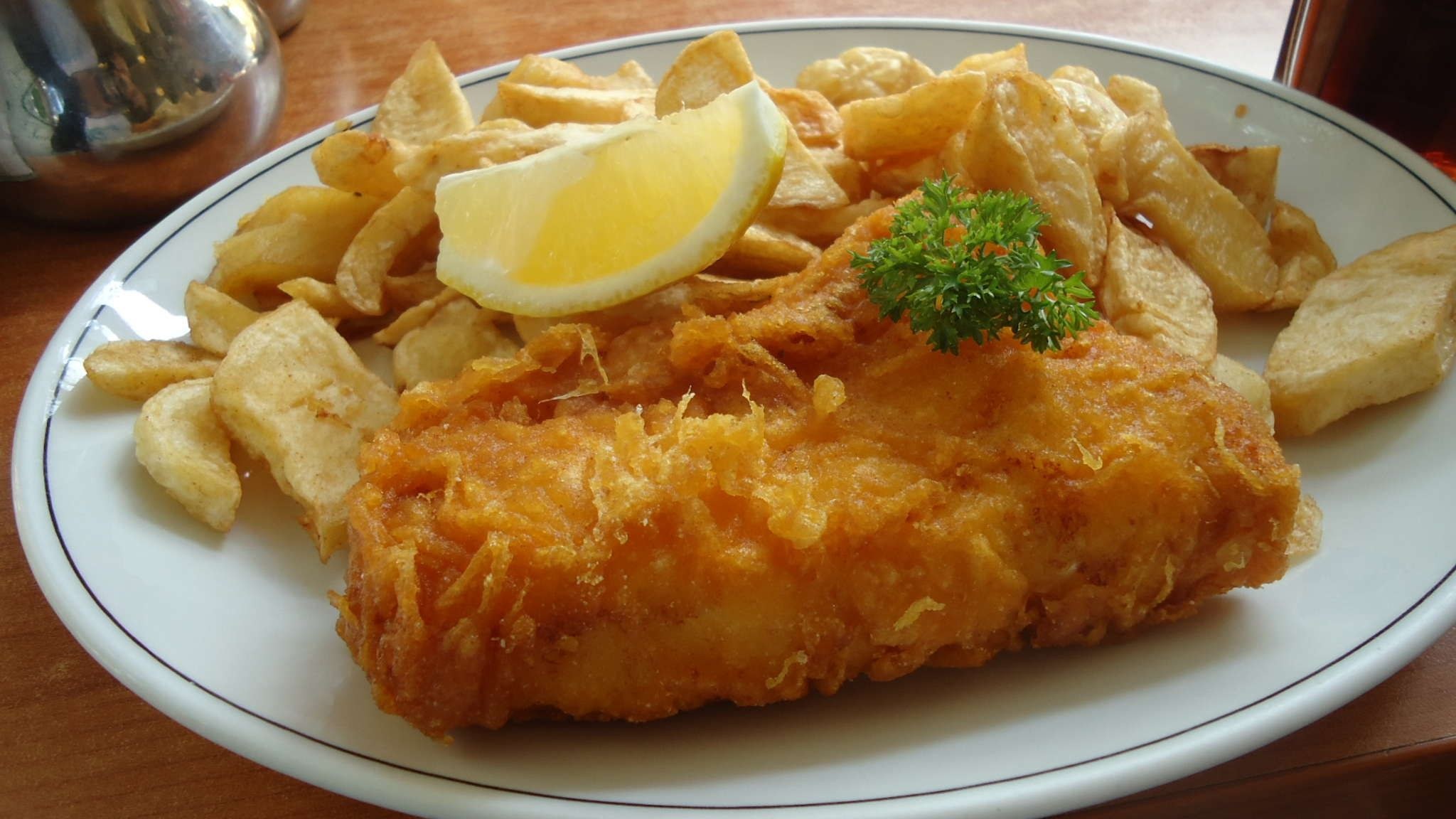 Рыба в британии. Fish and Chips. Фиш энд чипс в Лондоне. Fish and Chips в новой Зеландии. Закусочные Fish and Chips в Британия.