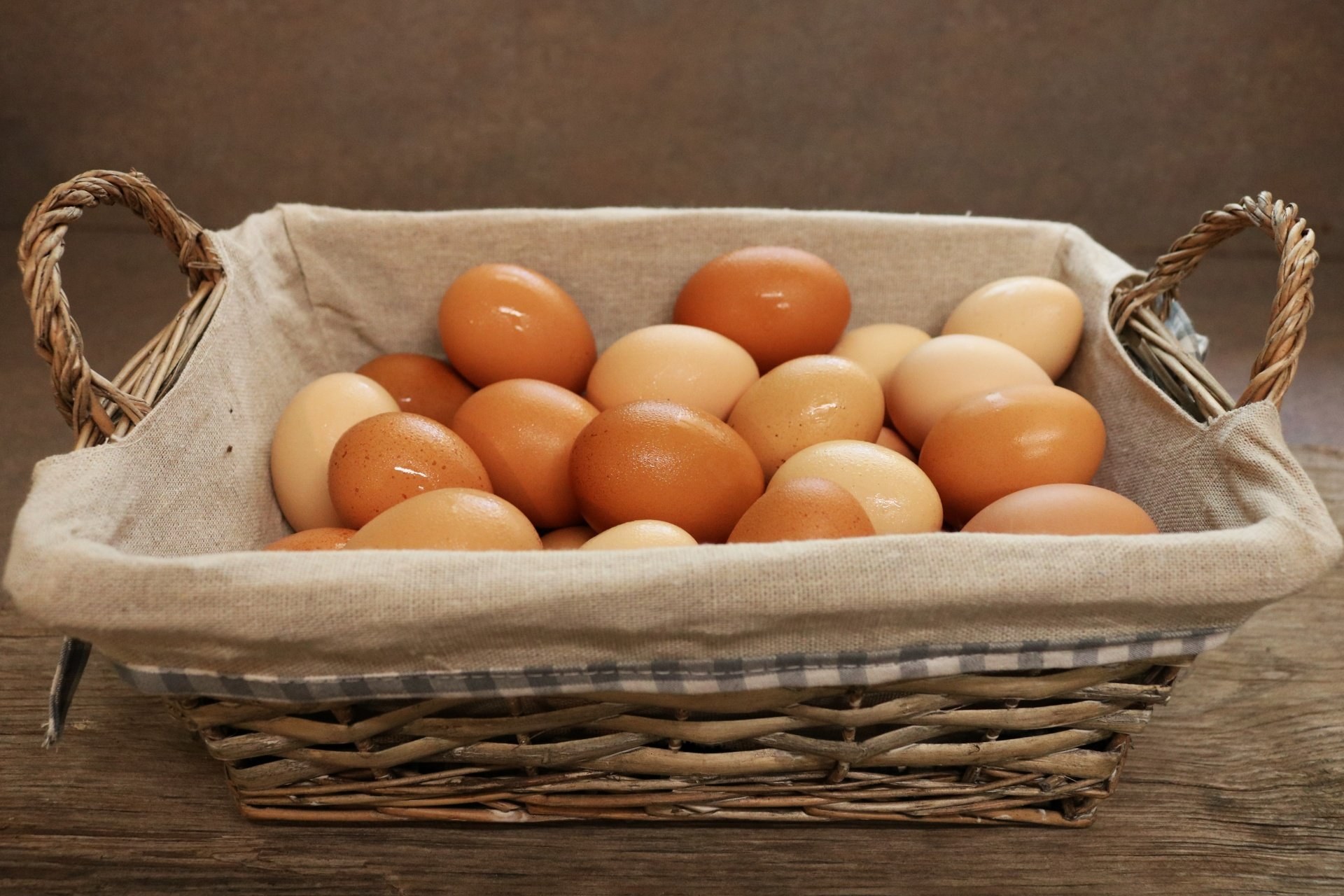 Яйца кучей. Корзинка с яйцами. Яйца куриные в корзинке. Яйца в лукошке. Яйца Деревенские.