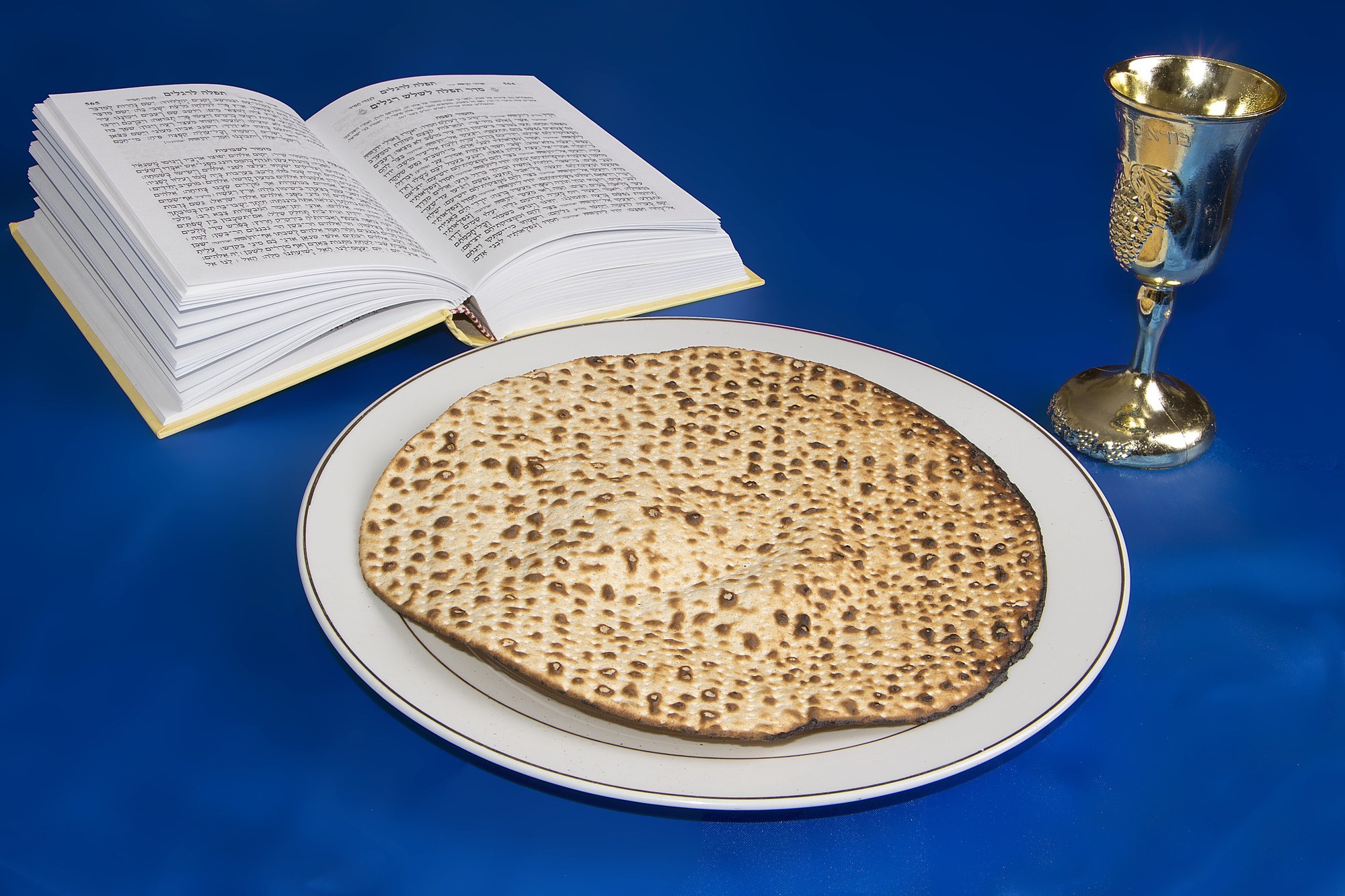 Какие лепешки едят в песах 4 буквы. Маца. Еврейский хлеб Маца. Песах Маца. Мацца Еврейская Пасха.