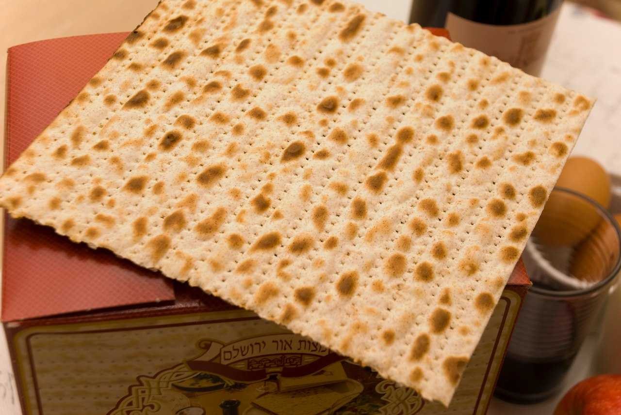 Еврейская маца. Маца Дербентская. Еврейский хлеб Маца. Маца это еврейские лепёшки.