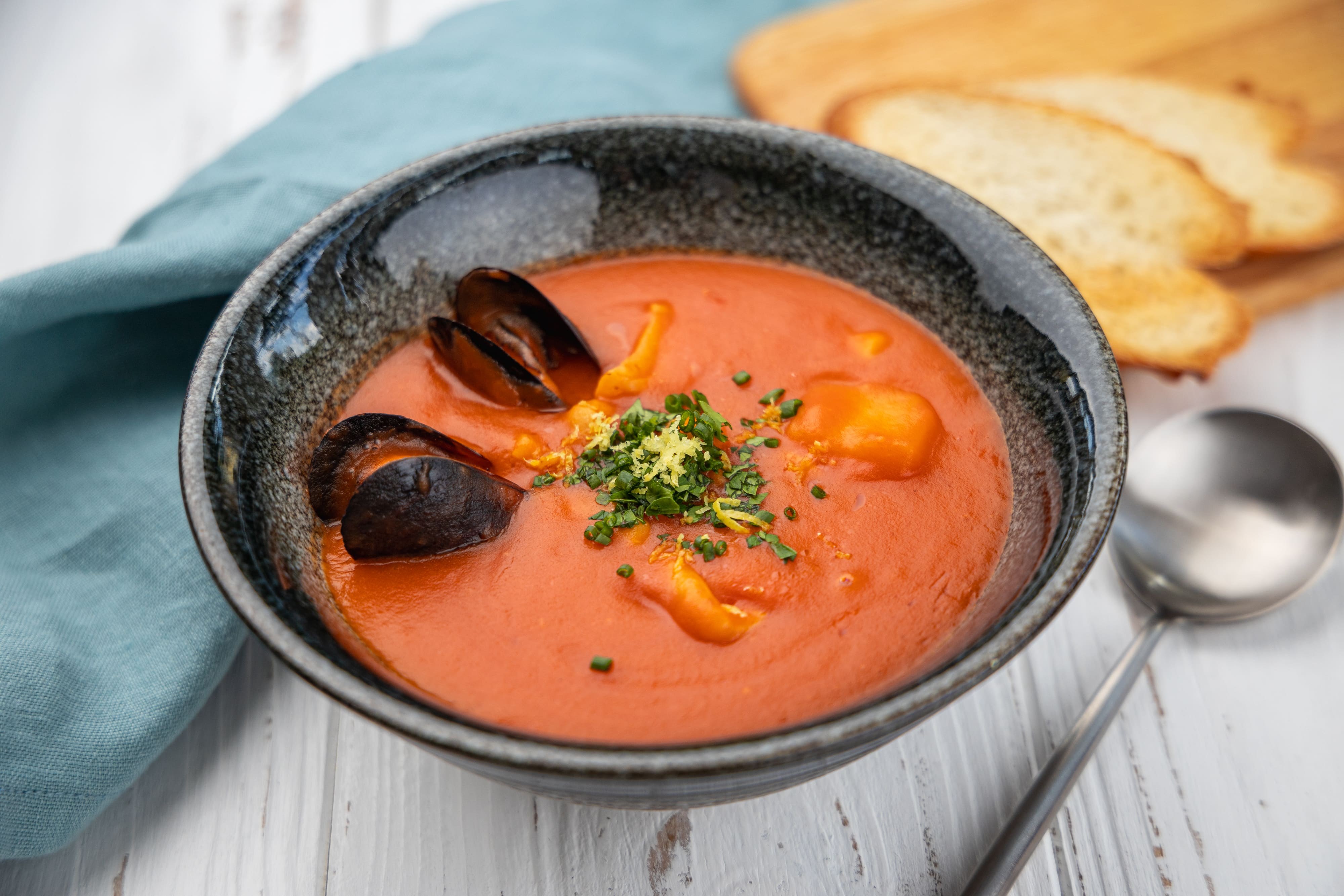 Где можно поесть супа. Сицилийский томатный суп. Сицилийский рыбный суп. Томатный суп с морепродуктами. Томатный суп по сицилийски.