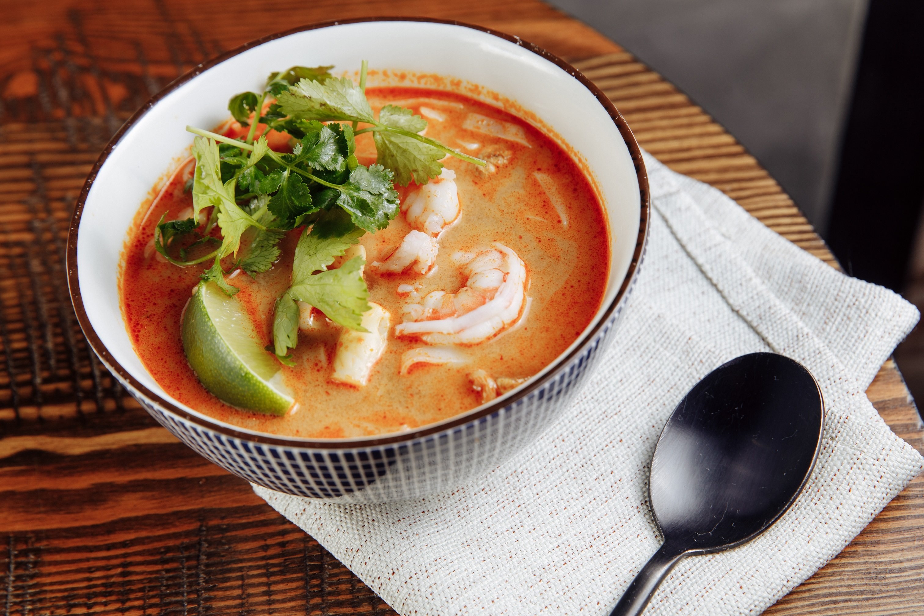 Суп том яс. Том ям Гун. Паназиатский суп "том ям". Таиланд том ям.