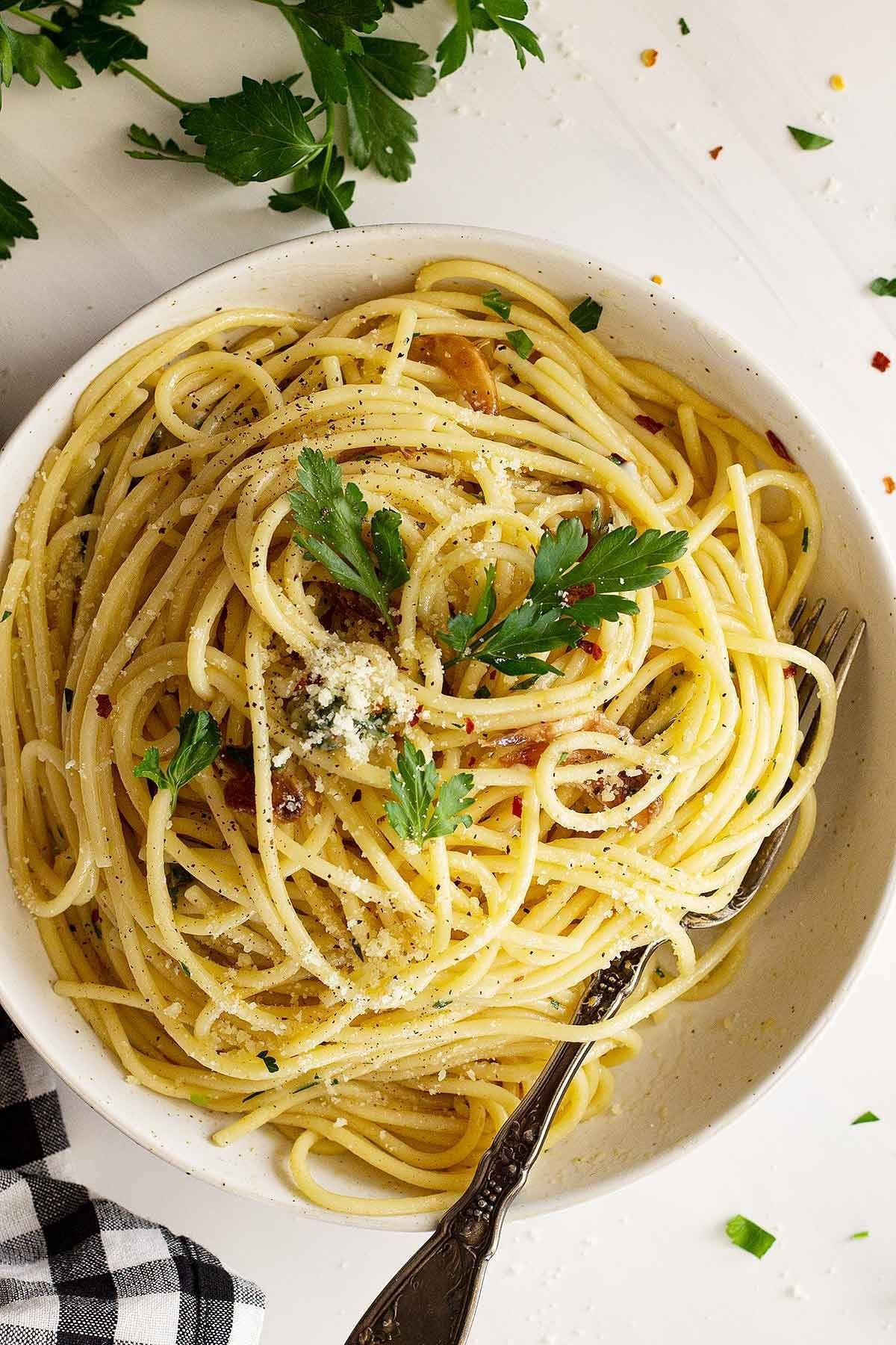 Картинка спагетти. Спагетти Алио олио. Паста aglio olio. Фетучини Алио олио. Спагетти aglio e olio.