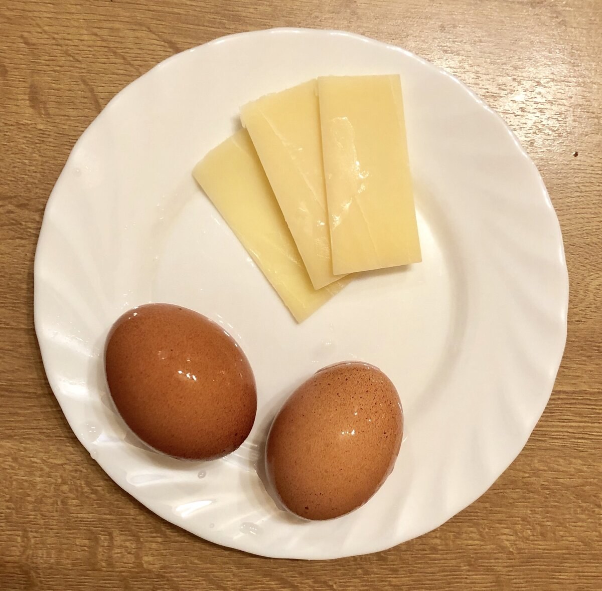 Яйцо 2 шт сливочное масло. Яйца и сыр. Кусочек сыра на тарелке. Тарелка для яиц. Яичный сыр.