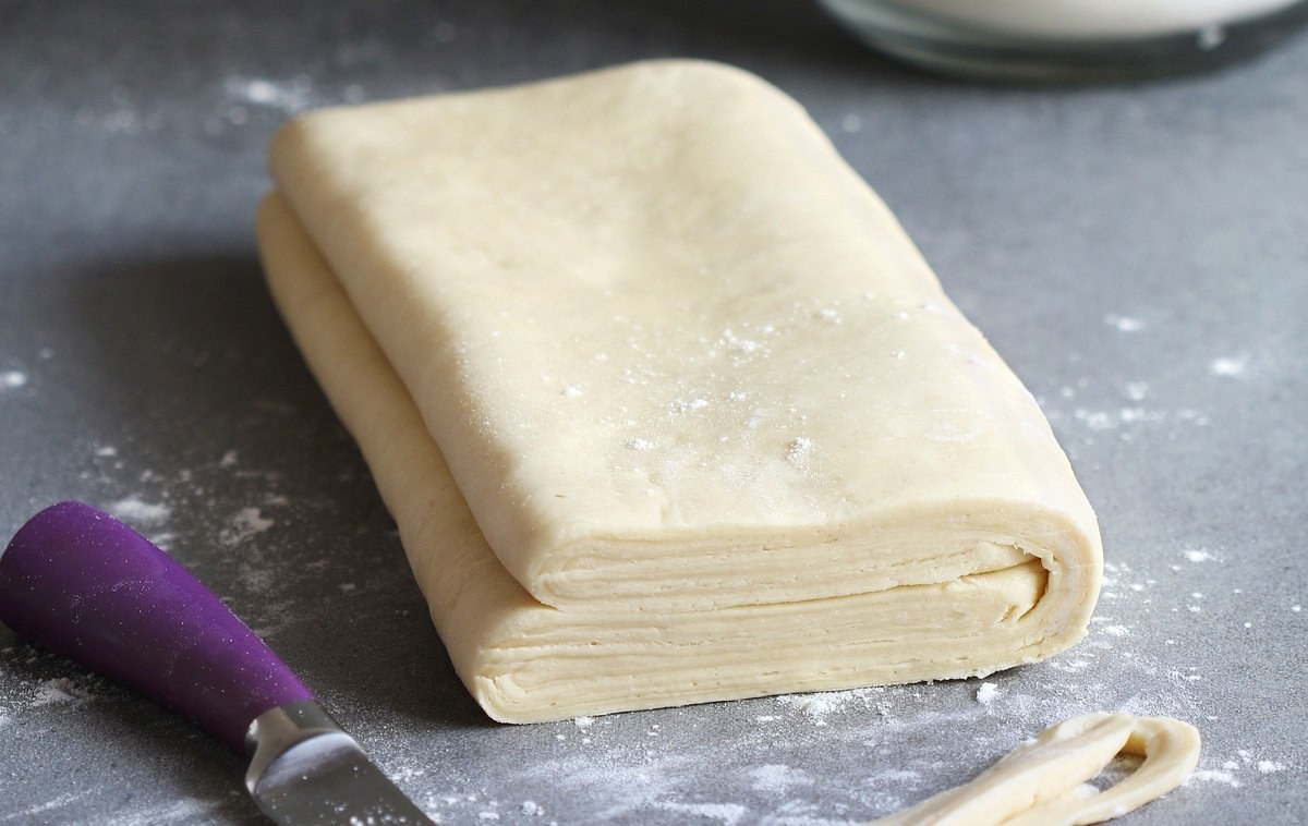 Дрожжевое слоеное тесто в домашних условиях быстрого. Слоеное тесто. Слоеное тесто готовое. Пресное слоеное тесто. Слоеный тест дрожжевой.
