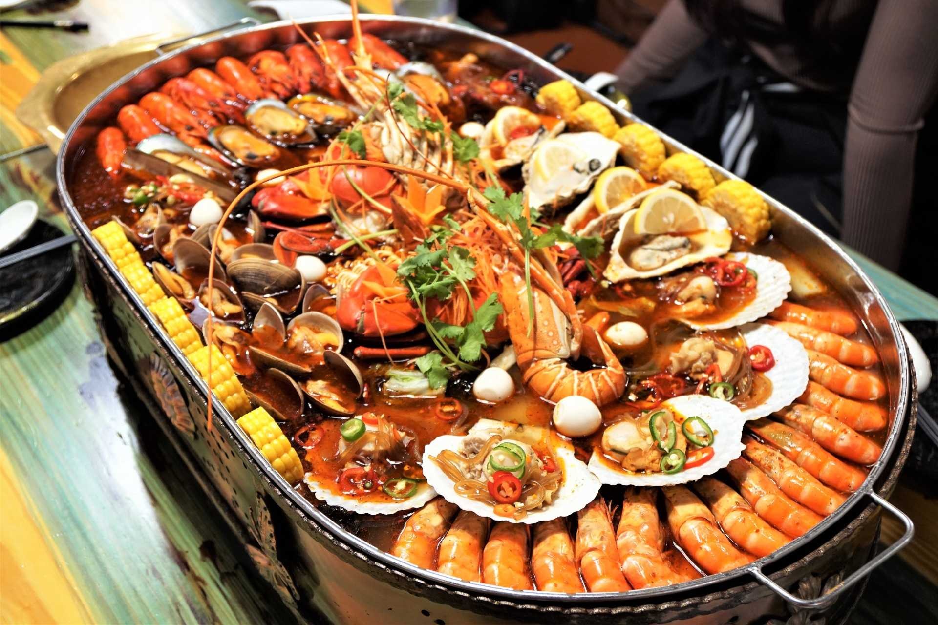 Big dish. Морепродукты. Большие блюда. Большая тарелка с морепродуктами. Морепродукты на праздничный стол.