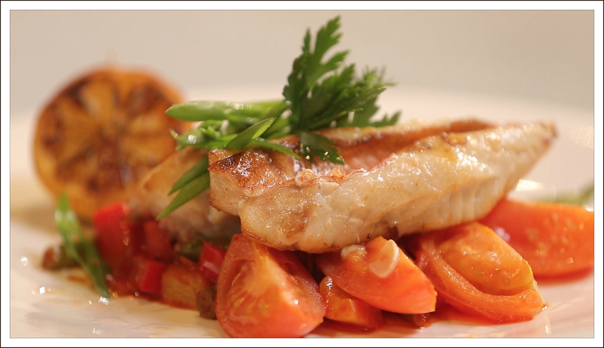 Рыба с овощами на сковороде рецепты. Треска рыба филе. Филе морского окуня. Хек красная рыба.